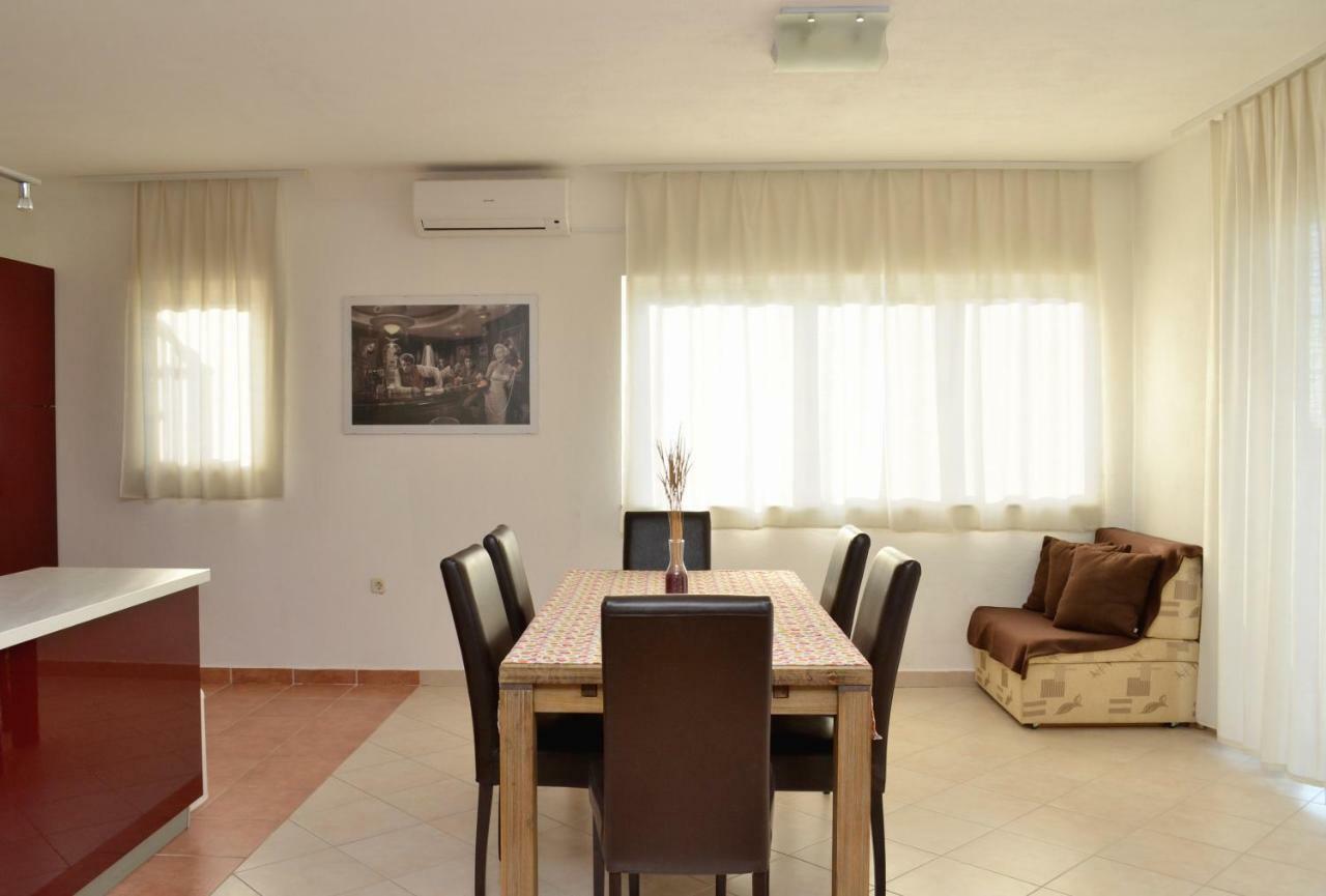 Apartments Lorenco Brela Bagian luar foto