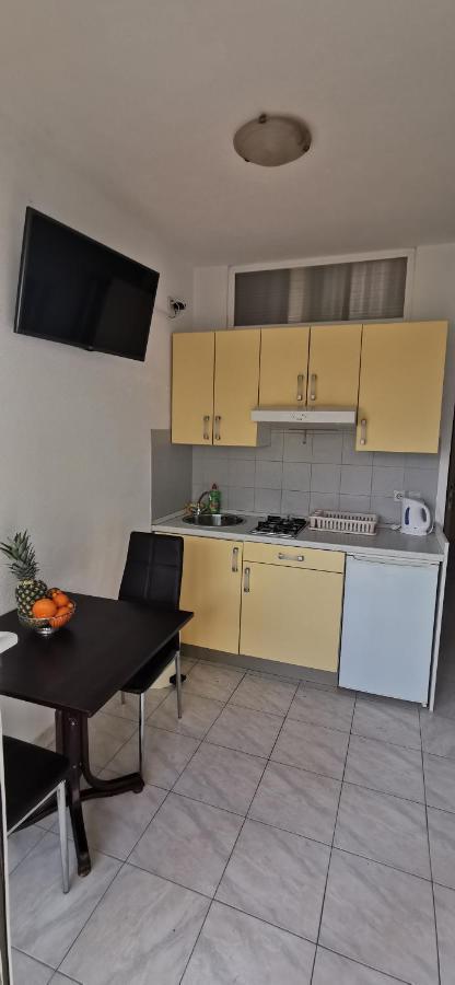 Apartments Lorenco Brela Bagian luar foto